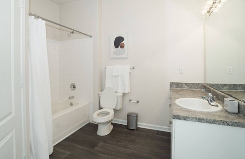 Durham Apartamento | Modern Apartment in Prime Location (ID2618X60)