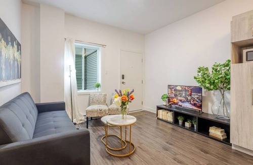 Southwest Apartamento | Modern Apartment in the Heart of Griffintown