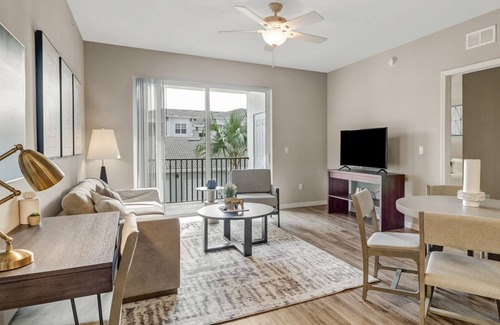 Trafalgar Apartamento | Modern Apartment in Prime Location (ID8394X24)