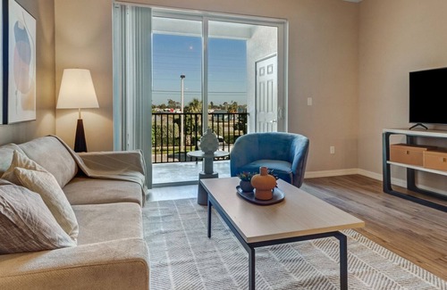Trafalgar Apartamento | Modern Apartment in Prime Location (ID8403X48)