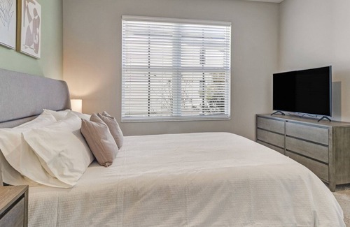 Trafalgar Apartamento | Modern Apartment in Prime Location (ID8403X48)