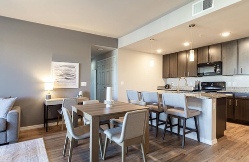 Trafalgar Apartamento | Modern Apartment in Prime Location (ID8616X10)