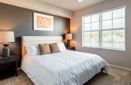 Trafalgar Apartamento | Modern Apartment in Prime Location (ID8616X10)