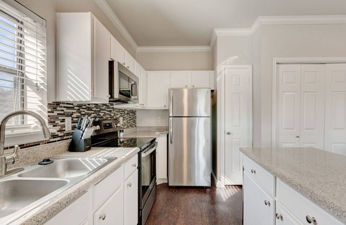 Euless Apartamento | Modern Apartment in Prime Location (ID4340X3)