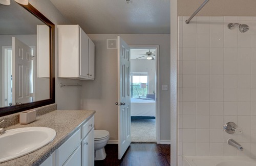 Euless Apartamento | Modern Apartment in Prime Location (ID4340X3)