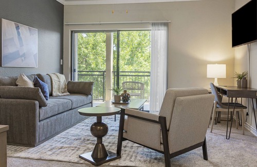 Euless Apartamento | Modern Apartment in Prime Location (ID9825X52)