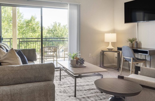 Euless Apartamento | Modern Apartment in Prime Location (ID9825X52)