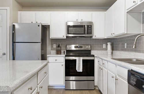 Euless Apartamento | Modern Apartment in Prime Location (ID9825X52)