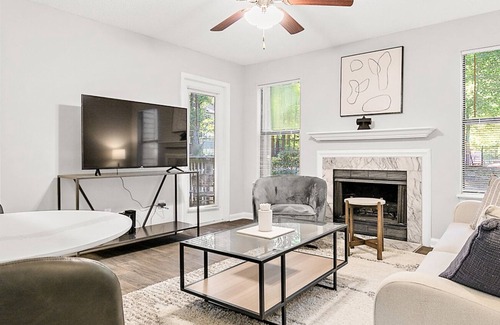 New Irving Park Apartamento | Modern Apartment in Prime Location (ID6735X37)