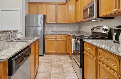 Greensboro Apartamento | Modern Apartment in Prime Location (ID7187X91)