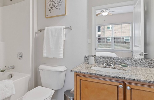 Greensboro Apartamento | Modern Apartment in Prime Location (ID7187X91)
