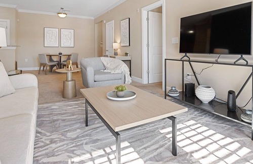 Greensboro Apartamento | Modern Apartment in Prime Location (ID8187X16)
