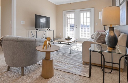 Greensboro Apartamento | Modern Apartment in Prime Location (ID8187X16)