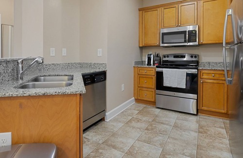 Greensboro Apartamento | Modern Apartment in Prime Location (ID8187X16)