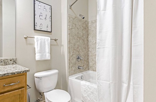 Greensboro Apartamento | Modern Apartment in Prime Location (ID1285X345)