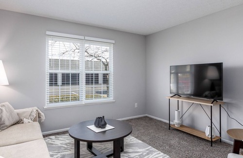 Lewis Center Apartamento | Modern Apartment in Prime Location (ID8607X44)