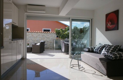 Krk Apartamento | Apartamento moderno Koralj con piscina No. 2
