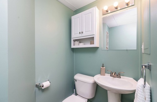 Waynesboro Apartamento | Modern Apartment Near Downtown Waynesboro w/Full Kitchen and Large Outdoor Patio
