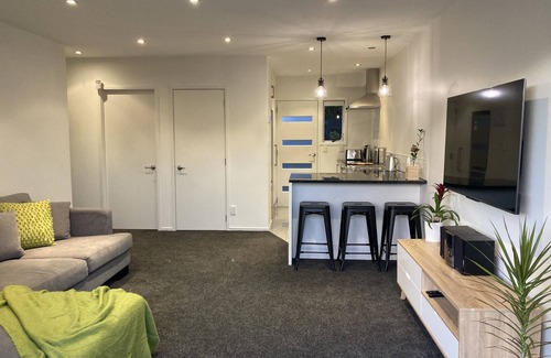 Greenlane - Ellerslie Casa | Modern apartment near vibrant Ellerslie village/train station. Central Auckland