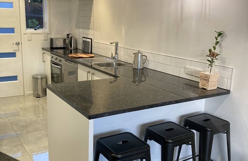 Greenlane - Ellerslie Casa | Modern apartment near vibrant Ellerslie village/train station. Central Auckland