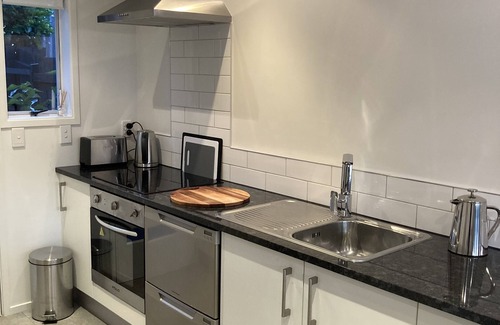 Greenlane - Ellerslie Casa | Modern apartment near vibrant Ellerslie village/train station. Central Auckland