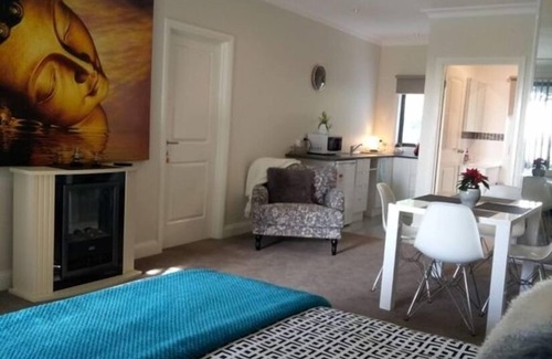 Sassafras Cabina | Apartamento moderno en una propiedad rural.