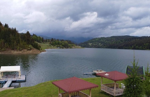 Colibita Apartamento | Modern apartment on the shore of Lake Colibița