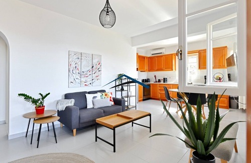 Vourkari Apartamento | Modern Apartment overlooking the Marina of Vourkari