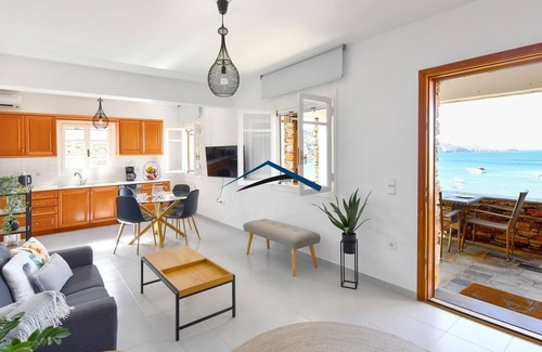 Vourkari Apartamento | Modern Apartment overlooking the Marina of Vourkari