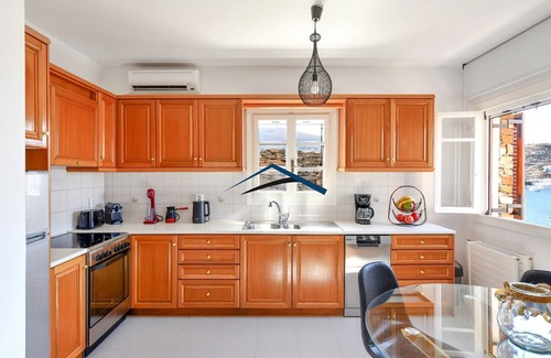 Vourkari Apartamento | Modern Apartment overlooking the Marina of Vourkari
