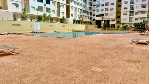 Cite Al Mohammadi Apartamento | Modern Apartment Pool Service Airport Shuttle Easy Check-In Cozy Beds 7 Min from Marina