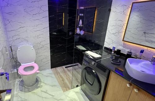 Cite Al Mohammadi Apartamento | Modern Apartment Pool Service Airport Shuttle Easy Check-In Cozy Beds 7 Min from Marina