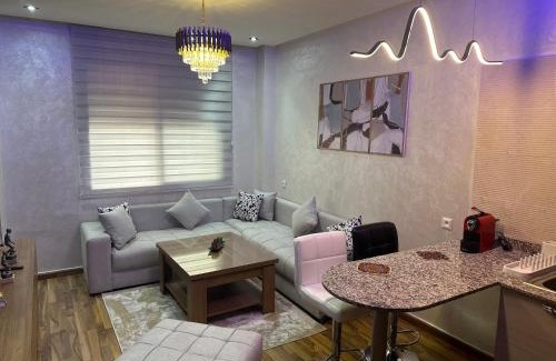 Cite Al Mohammadi Apartamento | Modern Apartment Pool Service Airport Shuttle Easy Check-In Cozy Beds 7 Min from Marina