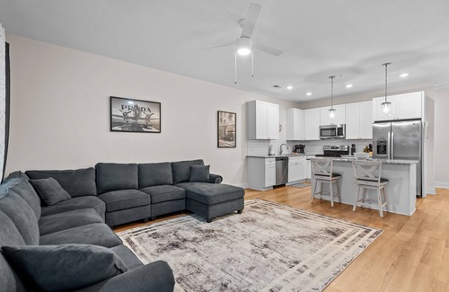 Wilmington Apartamento | Modern Apartment short walk from Riverwalk| Full Kitchen, Wifi and Central AC
