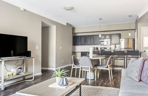 Overland Park Apartamento | Modern Apartment in Prime Location (ID8626X03)