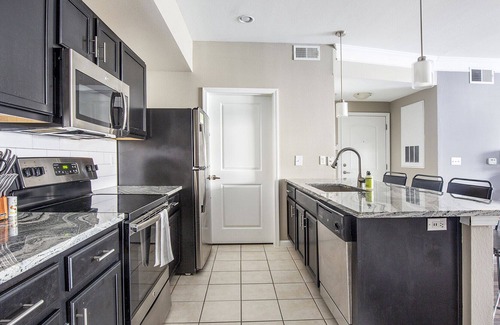 Overland Park Apartamento | Modern Apartment in Prime Location (ID8626X03)