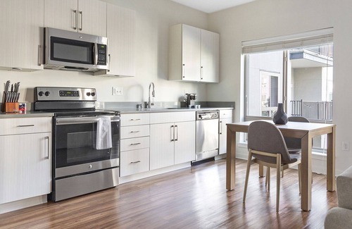 Overland Park Apartamento | Modern Apartment in Prime Location (ID9066X07)