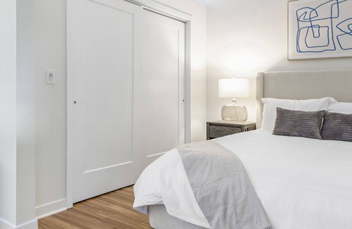 Overland Park Apartamento | Modern Apartment in Prime Location (ID6631X57)