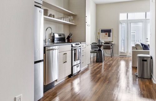 Overland Park Apartamento | Modern Apartment in Prime Location (ID6631X57)