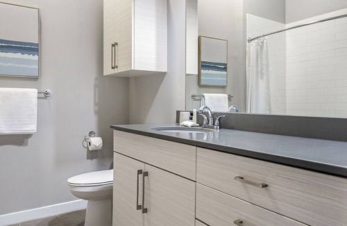 Overland Park Apartamento | Modern Apartment in Prime Location (ID6631X57)