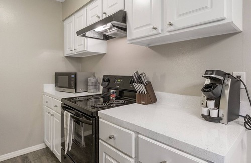 St. Petersburg - Clearwater Apartamento | Modern Apartment in Prime Location (ID8638X74)