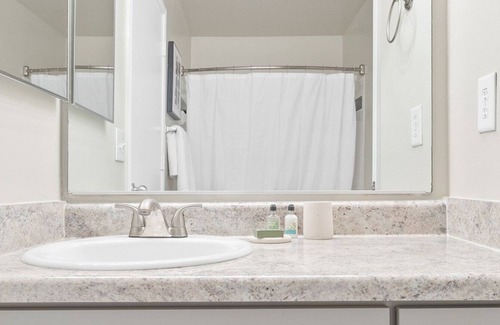 Winston - Salem Apartamento | Modern Apartment in Prime Location (ID6949X45)