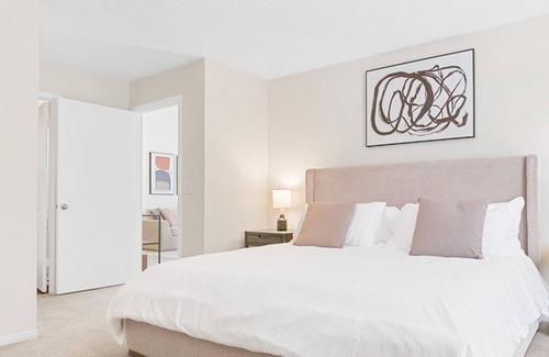 Winston - Salem Apartamento | Modern Apartment in Prime Location (ID6949X45)