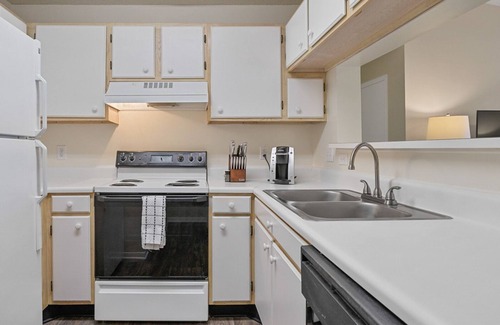 Winston - Salem Apartamento | Modern Apartment in Prime Location (ID7350X50)