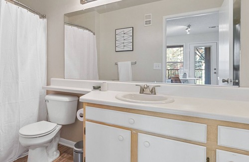 Winston - Salem Apartamento | Modern Apartment in Prime Location (ID7350X50)