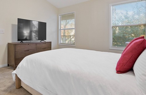 Winston - Salem Apartamento | Modern Apartment in Prime Location (ID7350X50)