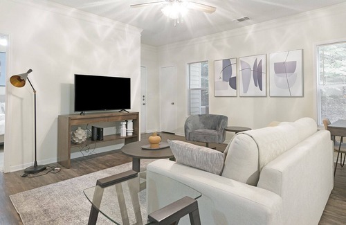 Winston - Salem Apartamento | Modern Apartment in Prime Location (ID1234X500)