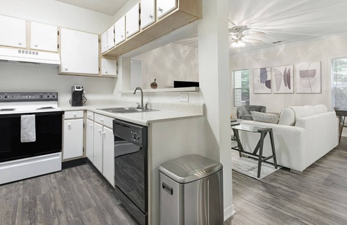 Winston - Salem Apartamento | Modern Apartment in Prime Location (ID1234X500)