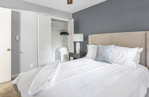 Winston - Salem Apartamento | Modern Apartment in Prime Location (ID1221X009)