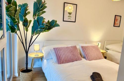 Wiener Neudorf Apartamento | Modern Apartment with Balcony near SCS